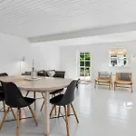 Charming Spacious Garden Retreat *