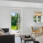 Charming Spacious Garden Retreat