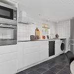 Дом отдыха Charming Spacious Garden Retreat *