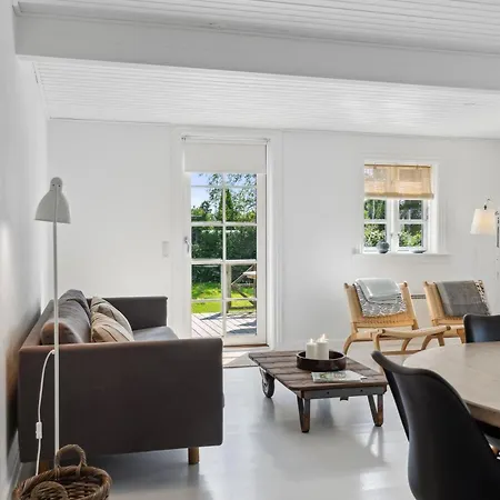 Charming Spacious Garden Retreat