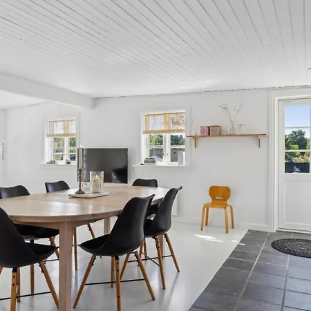 Charming Spacious Garden Retreat * Hornbaek