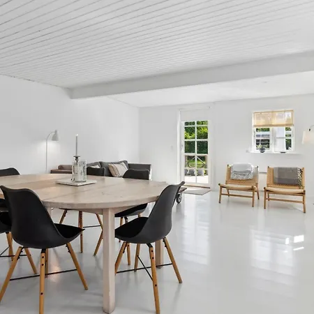 Charming Spacious Garden Retreat *