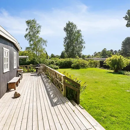 Дом отдыха Charming Spacious Garden Retreat *