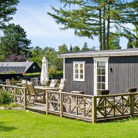 Charming Spacious Garden Retreat *