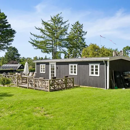 Дом отдыха Charming Spacious Garden Retreat