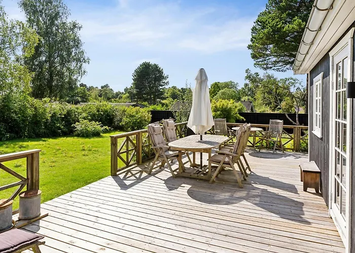 Charming Spacious Garden Retreat *
