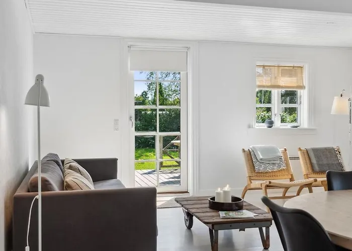 Charming Spacious Garden Retreat