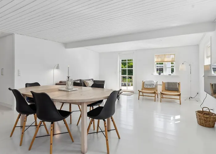 Charming Spacious Garden Retreat *